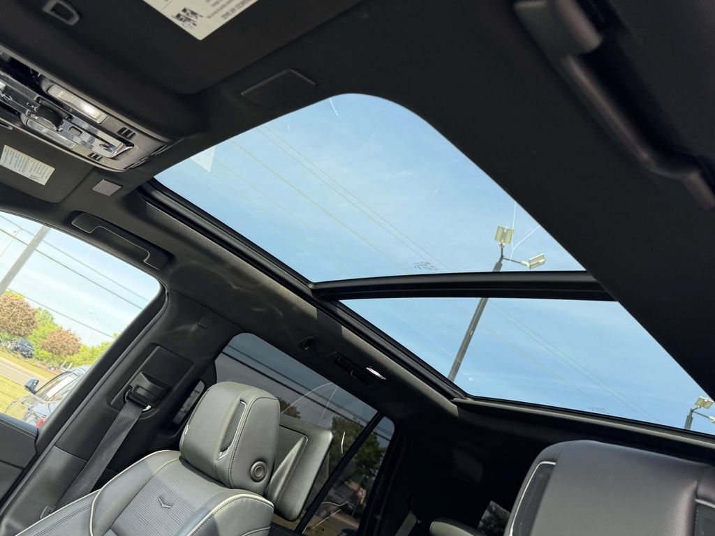 Used 2025 Cadillac Escalade Premium Luxury AWD/4WD image 19