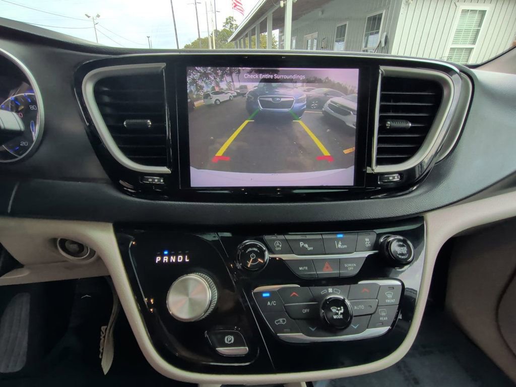 Used 2022 Chrysler Pacifica Touring-L image 18