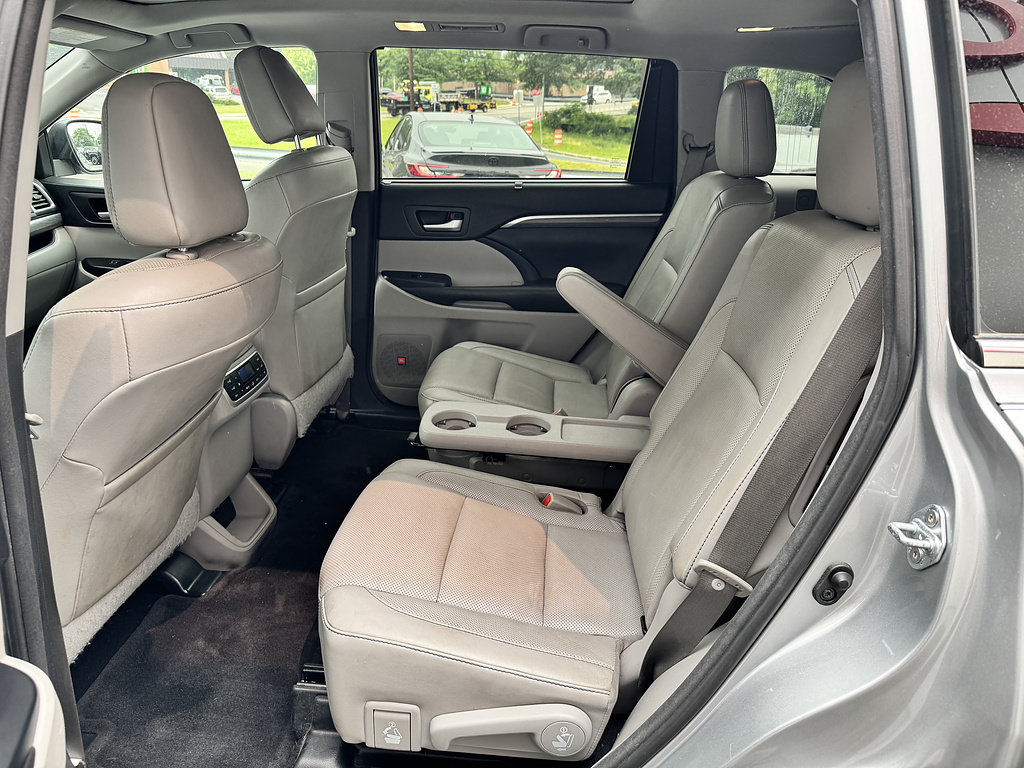 Certified 2017 Toyota Highlander Limited Platinum w/ Carpet Mat Package AWD/4WD image 9