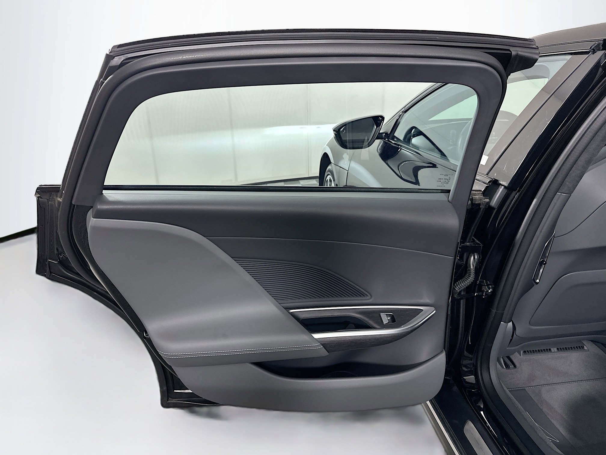 Used 2024 Lucid Air Pure RWD image 26