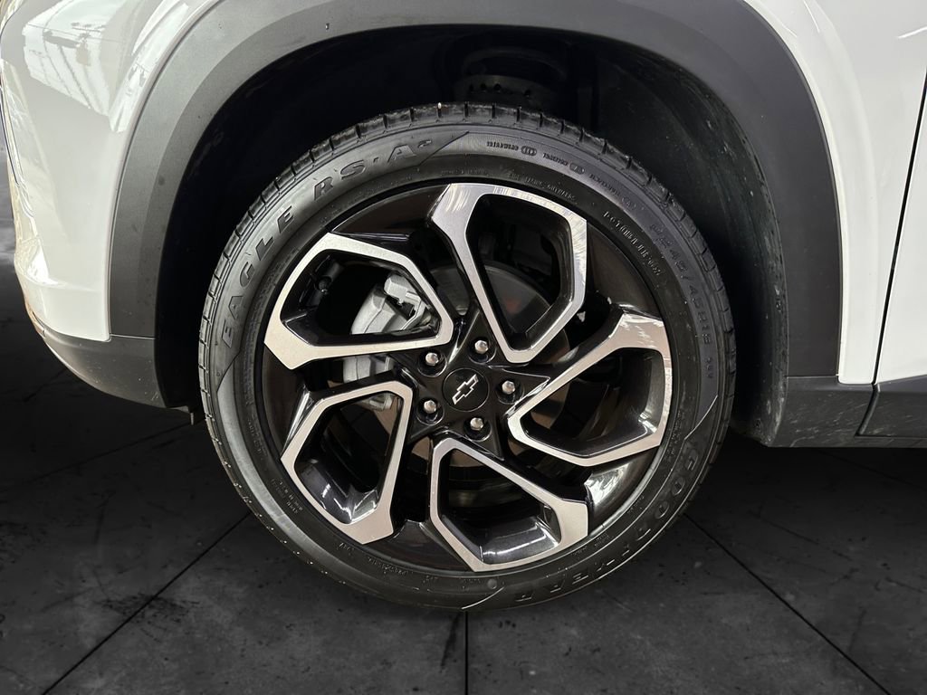 Certified 2025 Chevrolet Trax RS w/ Sunroof Package FWD image 14