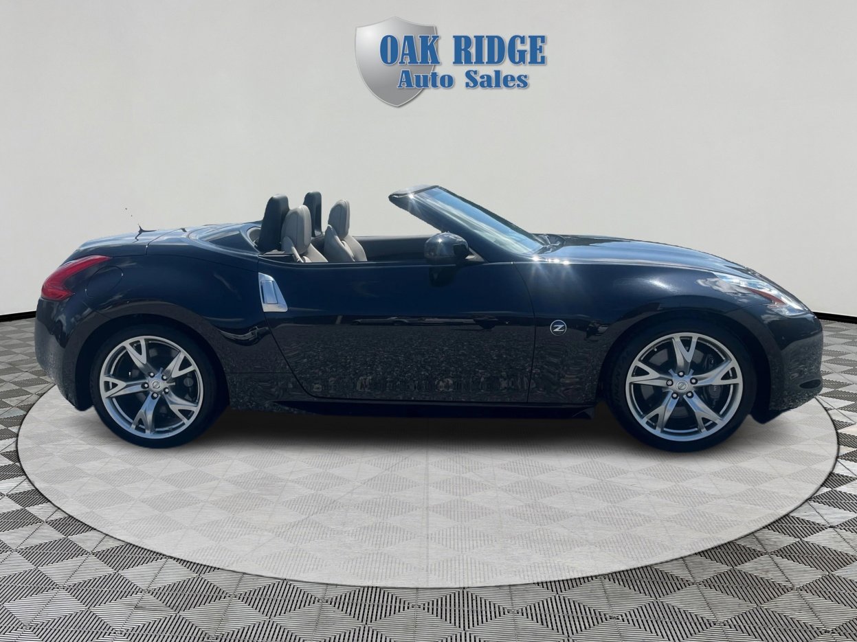 Used 2011 Nissan 370Z Touring w/ Sport Pkg image 4