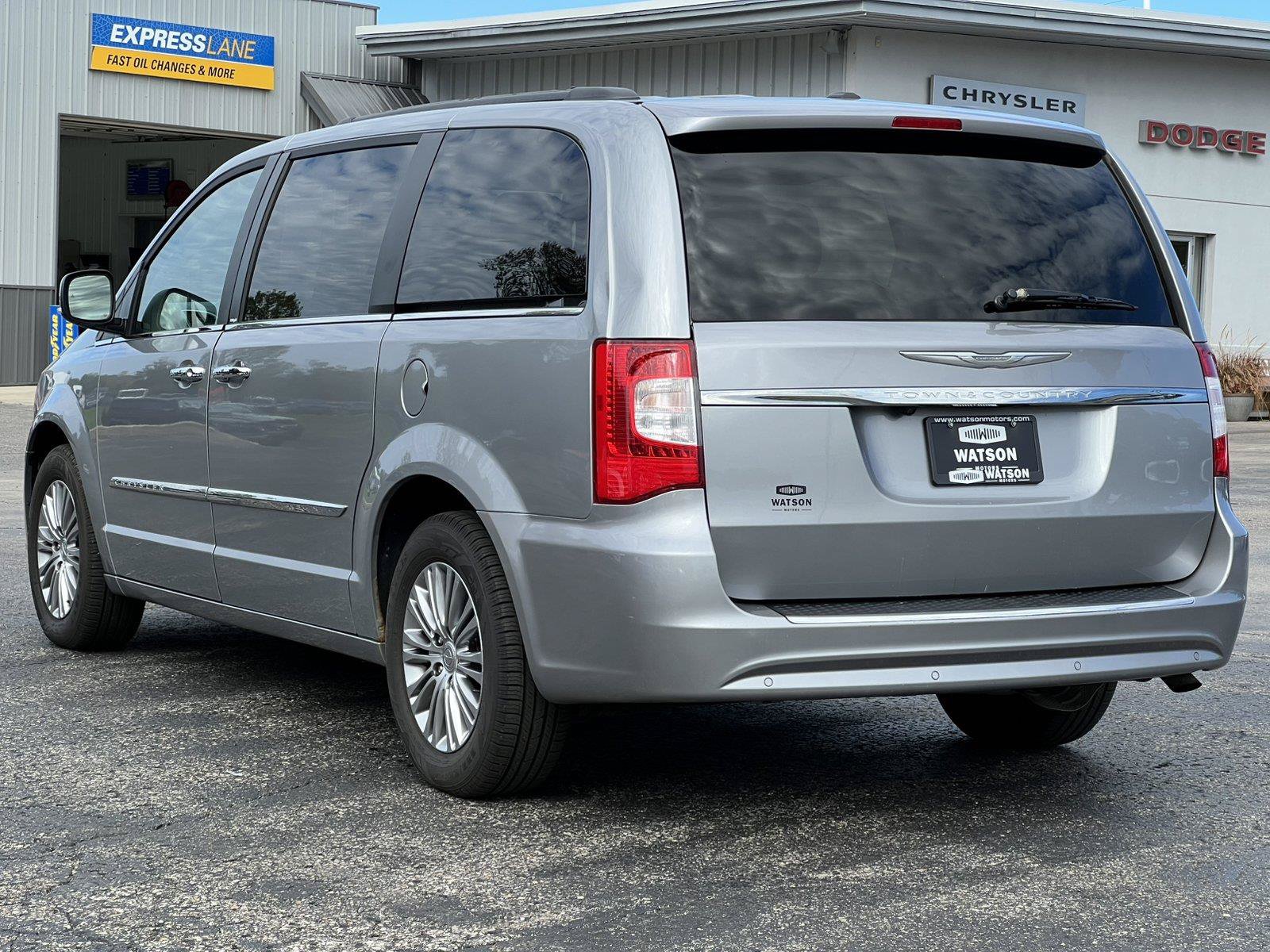 Used 2014 Chrysler Town & Country Touring-L w/ Driver Convenience Group FWD image 10