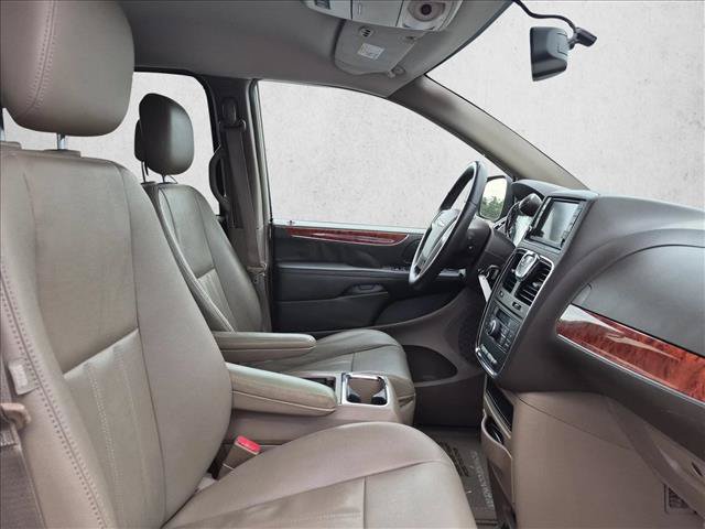 Used 2015 Chrysler Town & Country Touring FWD image 22