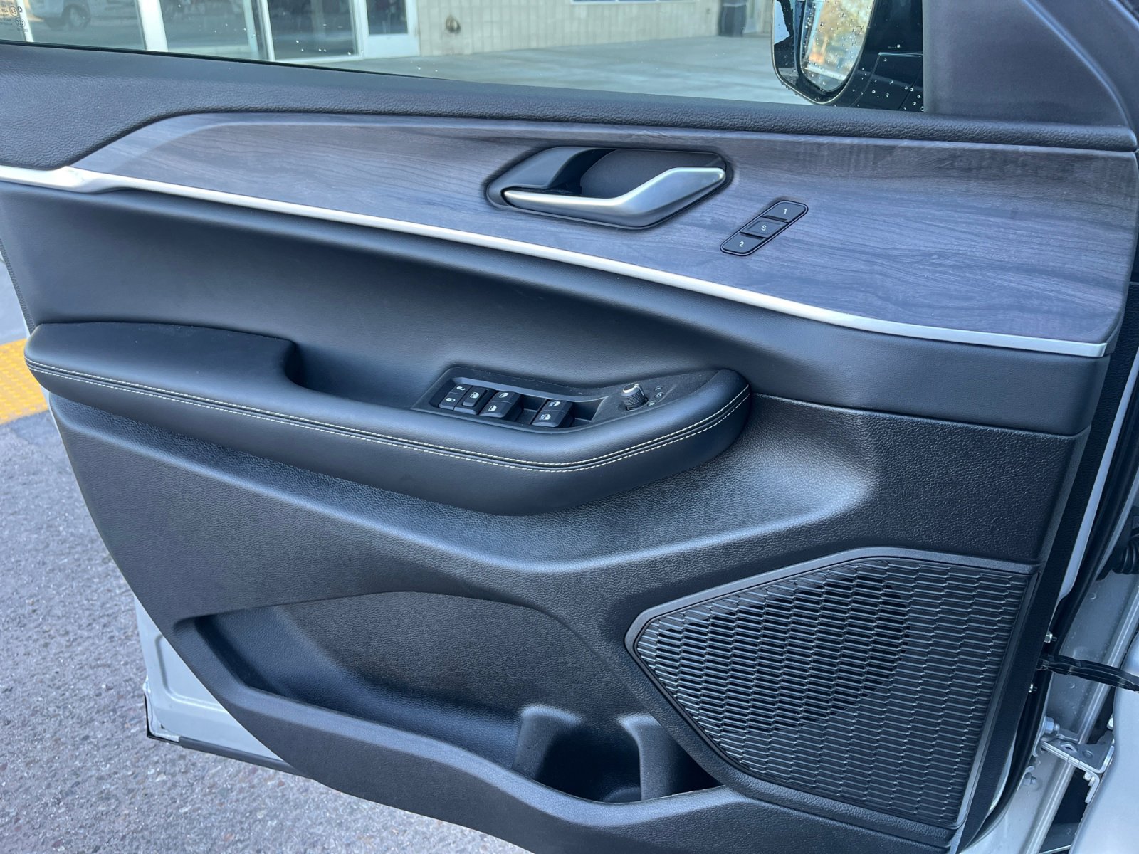 Used 2025 Jeep Grand Cherokee Limited w/ Trailer Tow Package image 13