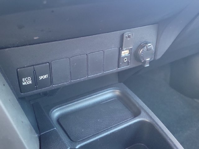 Used 2018 Toyota RAV4 XLE FWD image 28