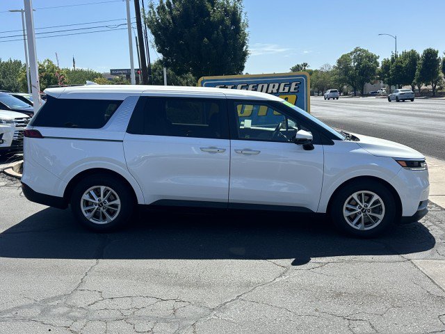 Used 2022 Kia Carnival LX FWD image 2