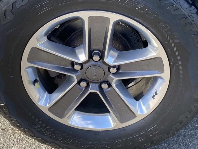 Used 2019 Jeep Wrangler Unlimited Sahara w/ Dual Top Group AWD/4WD image 32