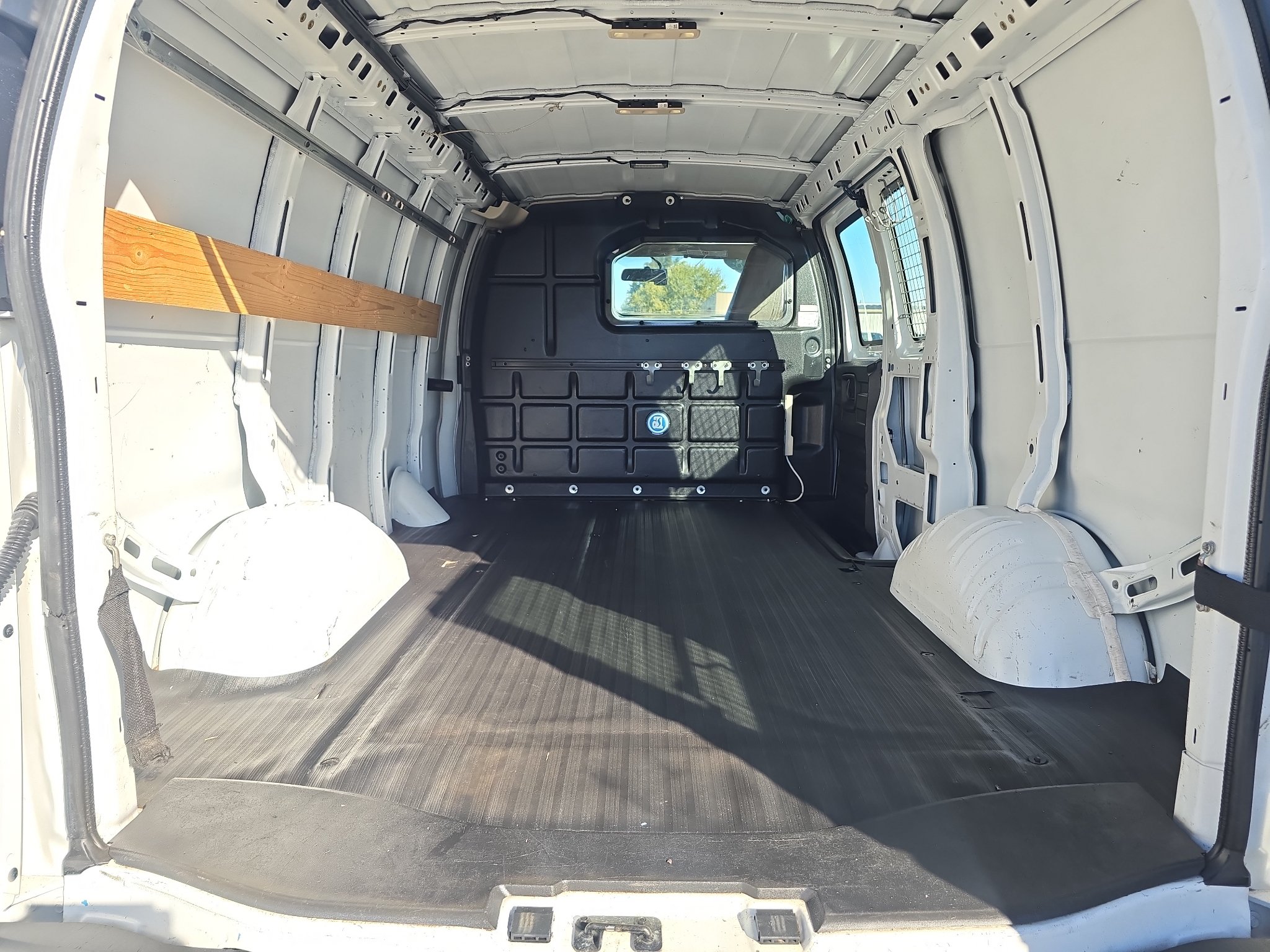Used 2018 Chevrolet Express 2500 w/ Driver Convenience Package RWD image 15