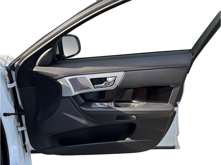 Used 2015 Jaguar XF Sport image 47