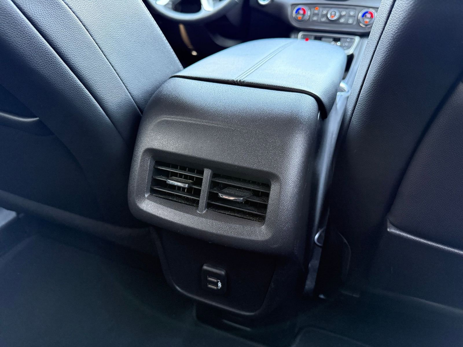 Used 2024 GMC Terrain SLT image 24