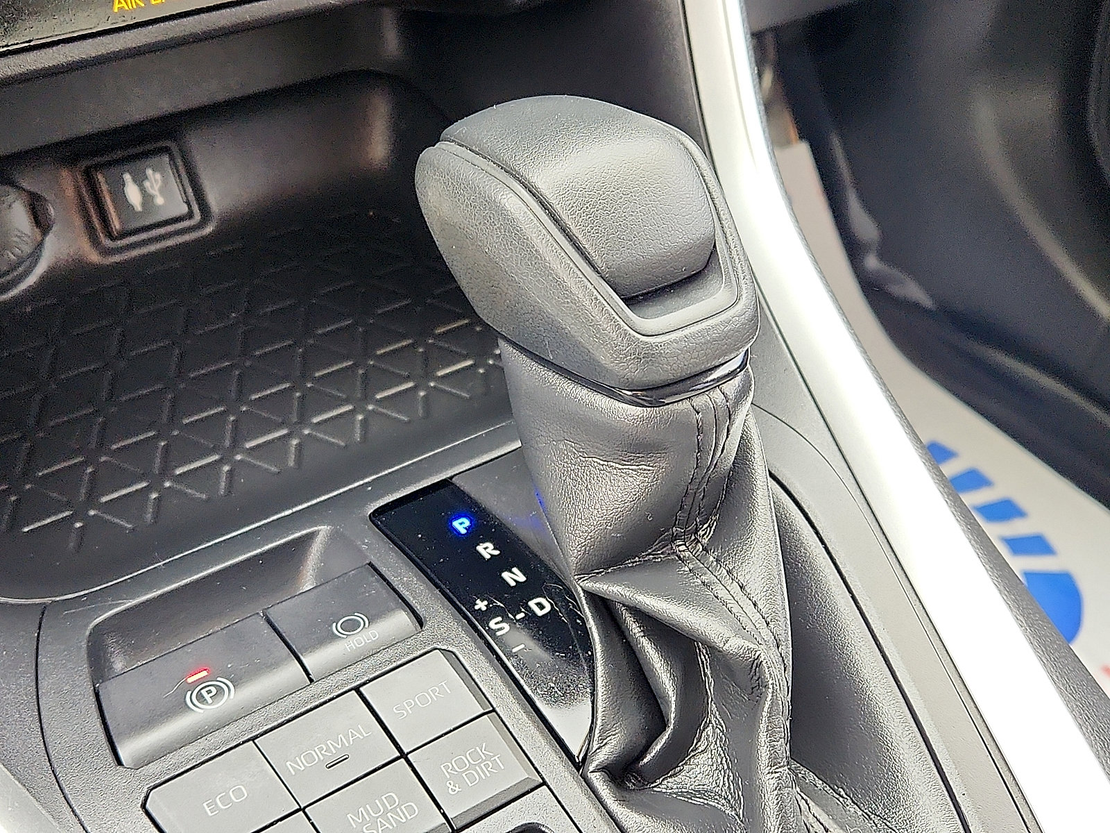 Used 2019 Toyota RAV4 LE image 14