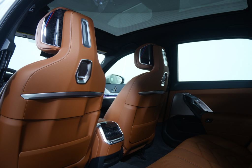 Certified 2025 BMW 740i image 18