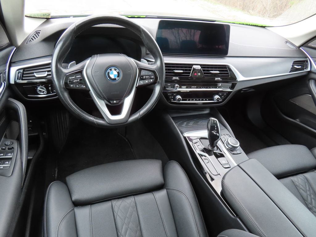 Used 2022 BMW 530e xDrive w/ Premium Package AWD/4WD image 4