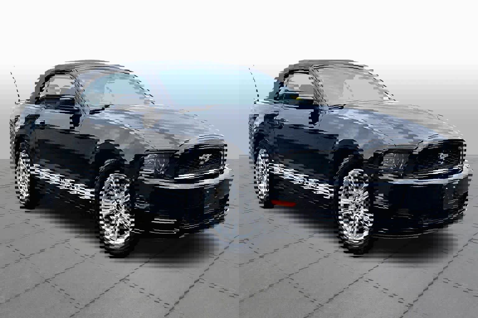 Used 2013 Ford Mustang Convertible image 2