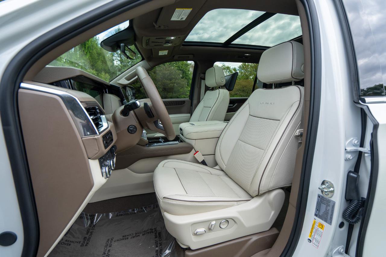 Used 2025 GMC Yukon XL Denali w/ Denali Reserve Package AWD/4WD image 13