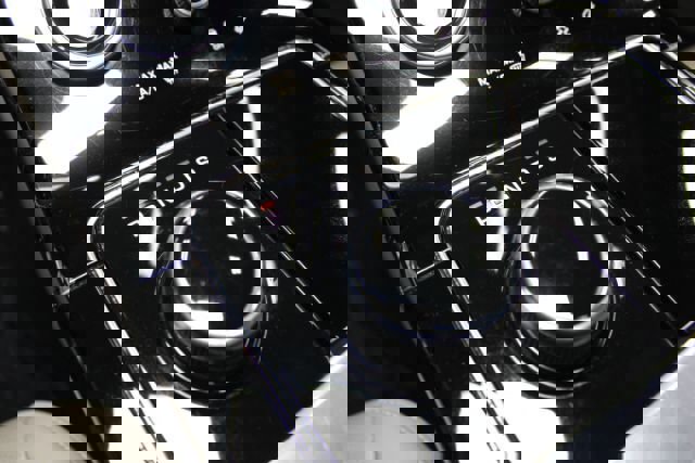 Used 2019 Land Rover Range Rover Velar R-Dynamic SE image 21