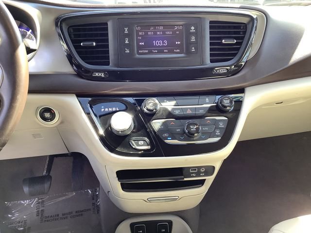 Used 2017 Chrysler Pacifica Touring-L image 17