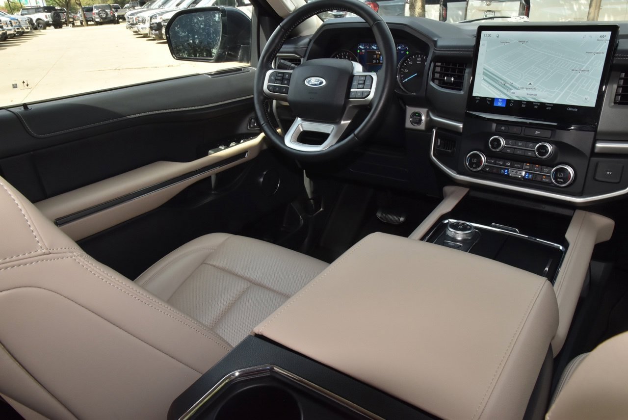 Used 2024 Ford Expedition XLT RWD image 16
