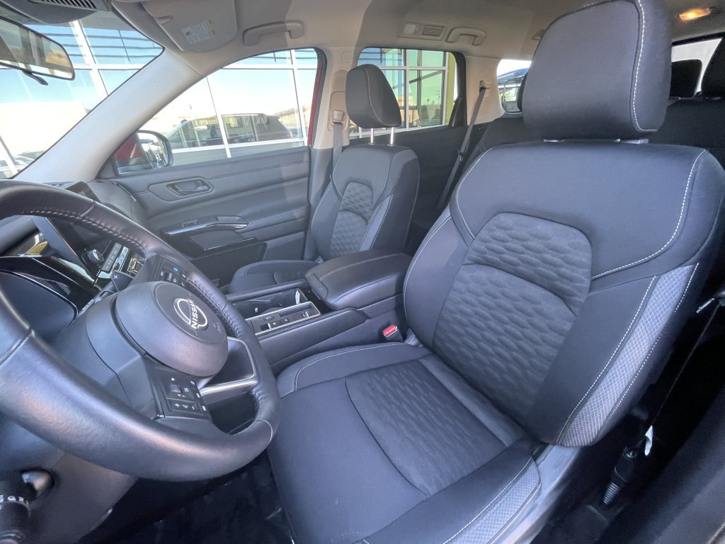 Used 2024 Nissan Pathfinder SV w/ Lighting Package (N92) FWD image 15
