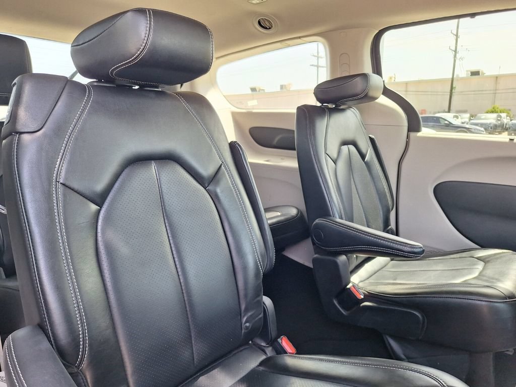 Used 2023 Chrysler Pacifica Touring-L FWD image 27