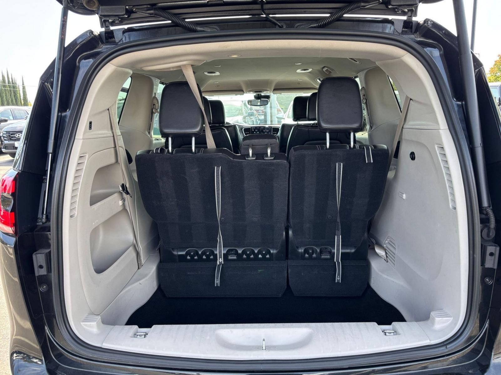 Used 2023 Chrysler Pacifica Touring-L FWD image 33