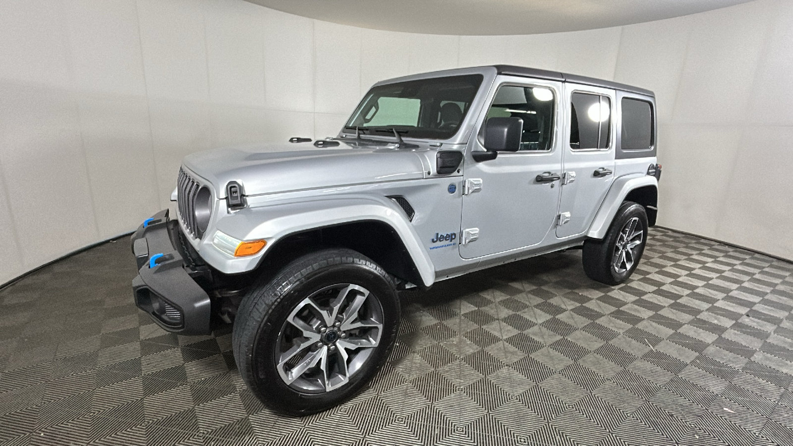 Used 2024 Jeep Wrangler Unlimited w/ Convenience Group AWD/4WD image 8