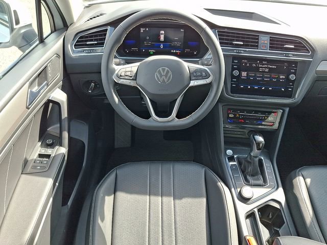 Used 2023 Volkswagen Tiguan SE AWD/4WD image 11