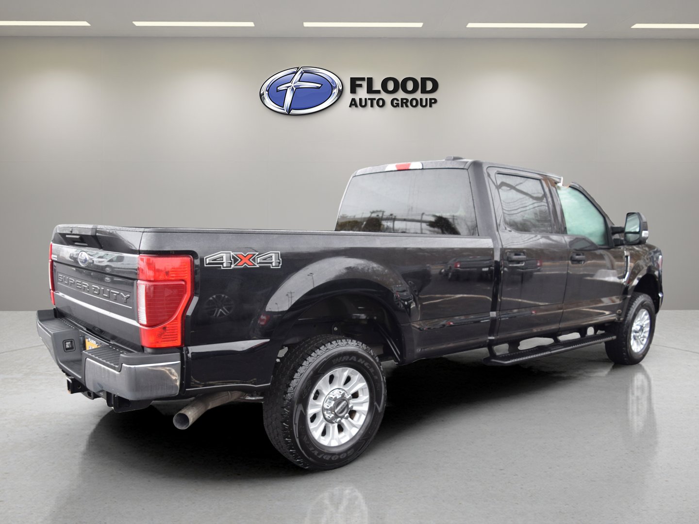 Used 2022 Ford F350 XLT w/ Camper Package image 3