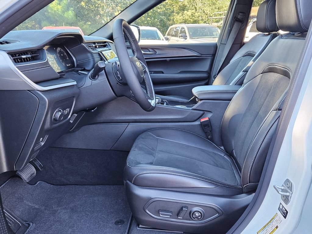 New 2025 Jeep Grand Cherokee Altitude RWD image 10