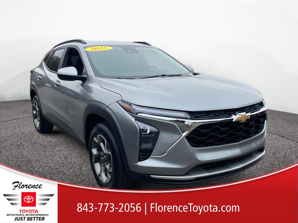 Used 2025 Chevrolet Trax LT w/ LT Convenience Package image 1