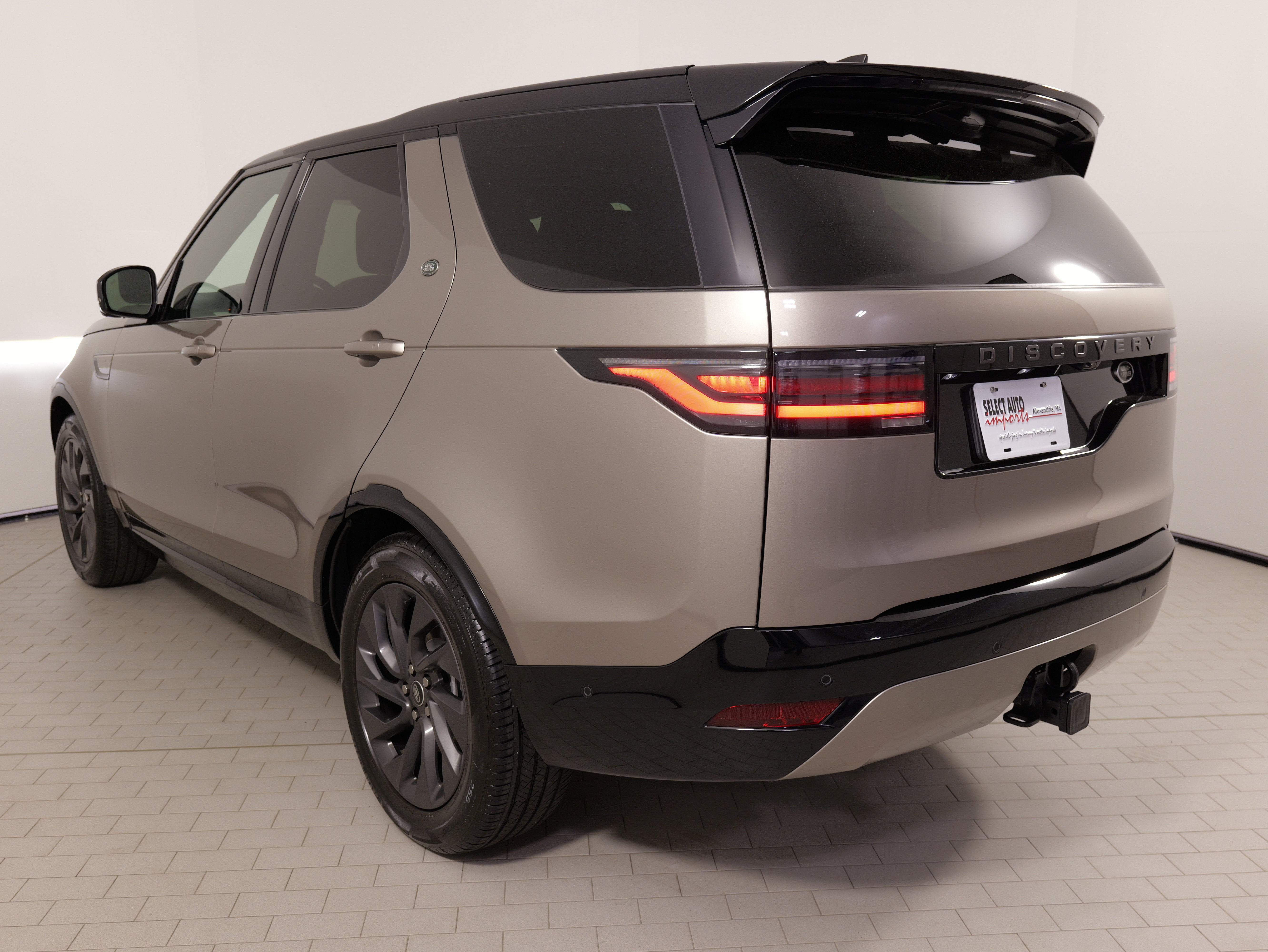 Used 2023 Land Rover Discovery S R-Dynamic AWD/4WD image 16