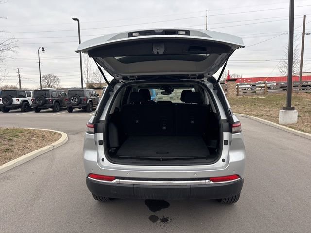 Used 2024 Jeep Grand Cherokee Laredo X image 11