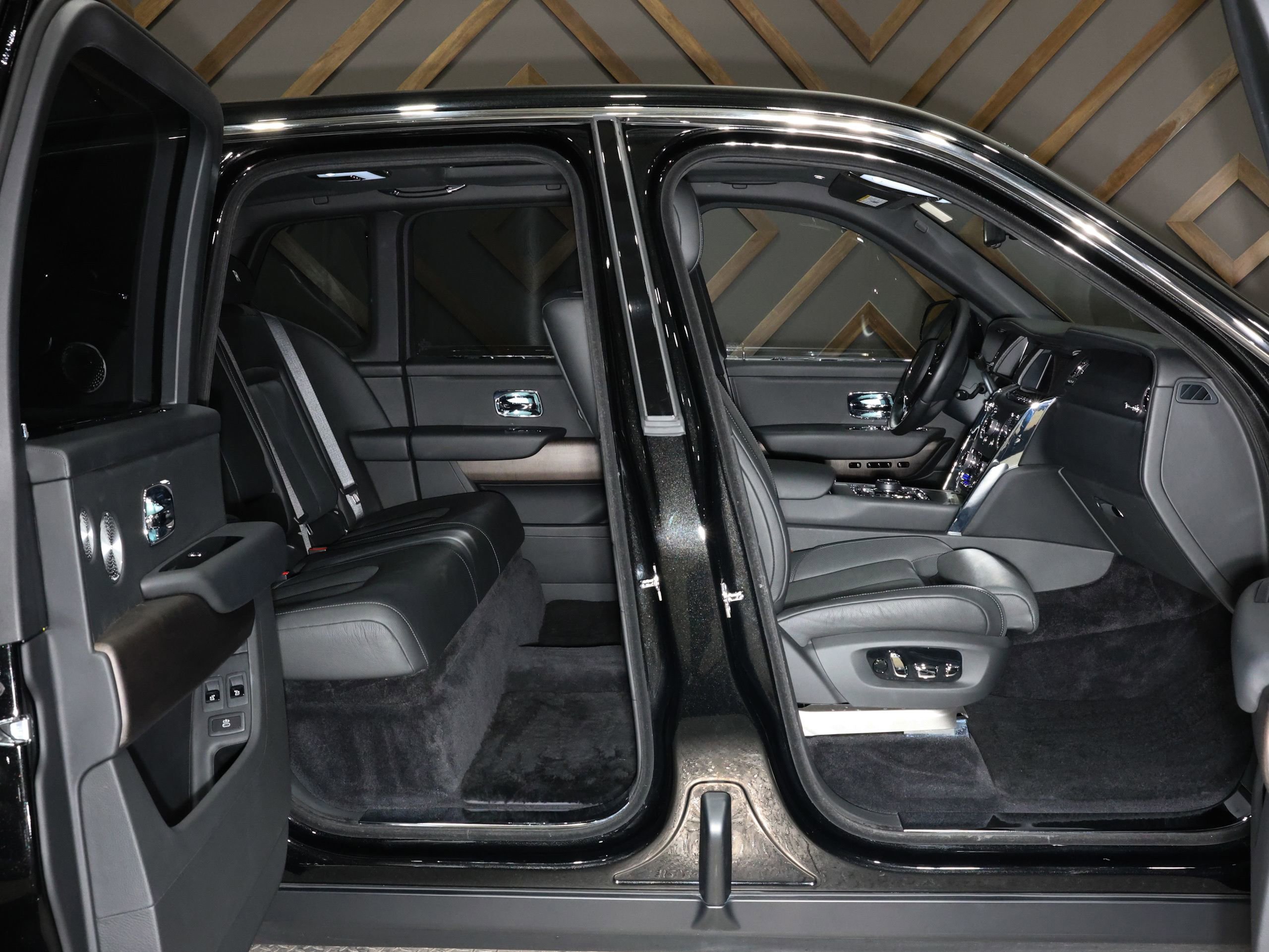 Used 2019 Rolls-Royce Cullinan image 24