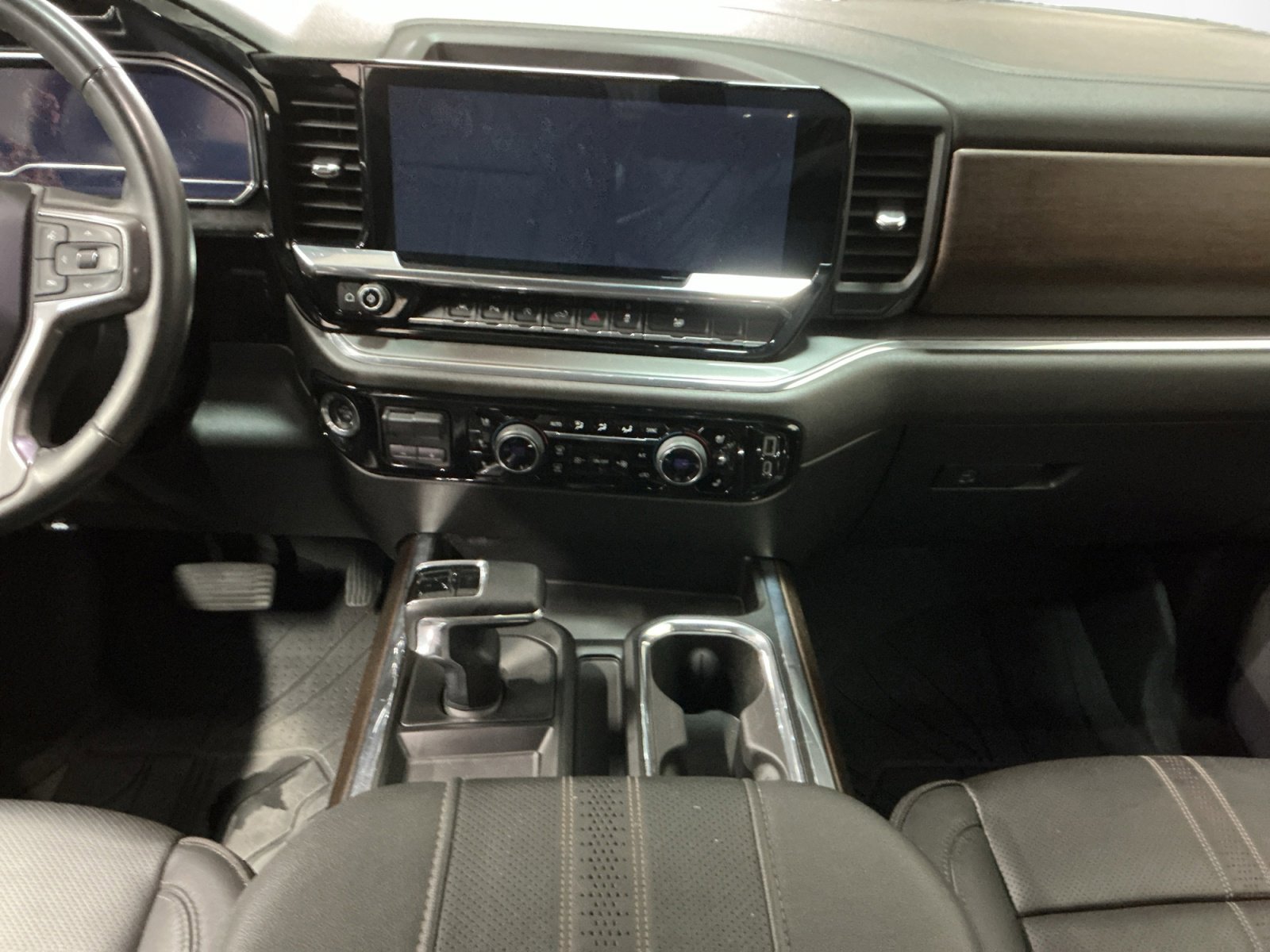 Used 2024 Chevrolet Silverado 1500 High Country w/ Technology Package AWD/4WD image 11