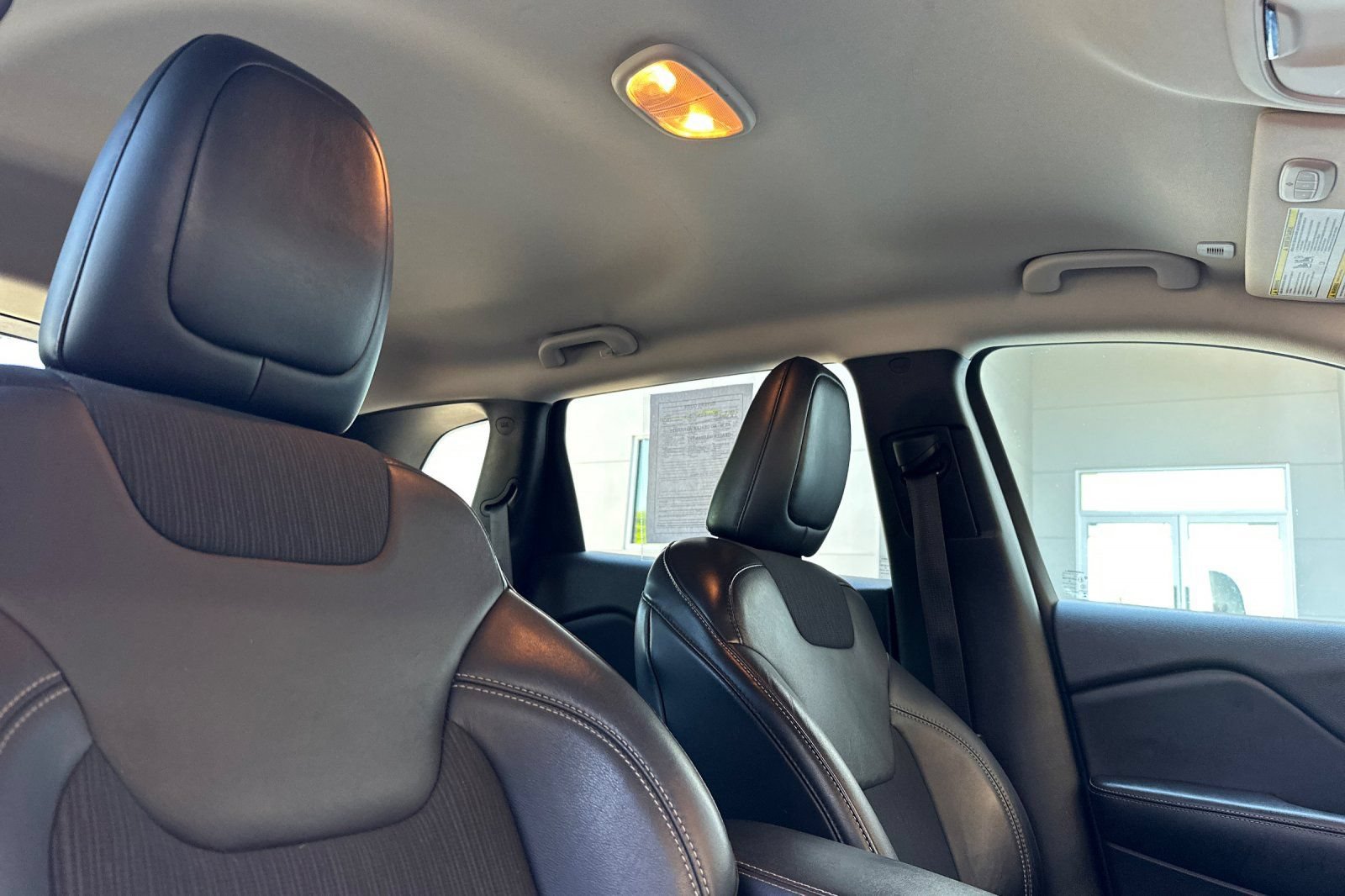 Used 2018 Jeep Cherokee Latitude Plus w/ Comfort/Convenience Group AWD/4WD image 17