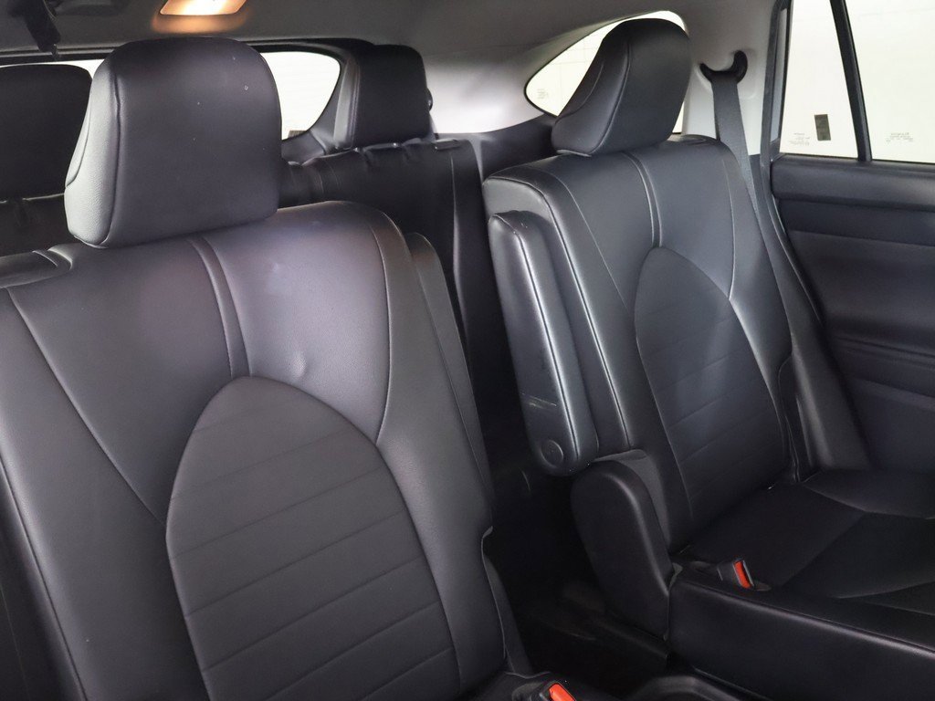 Used 2020 Toyota Highlander XLE image 35