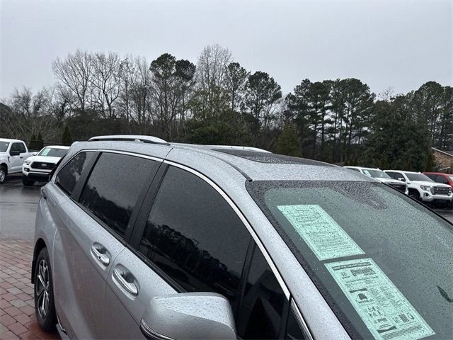 Used 2025 Toyota Sienna Platinum image 29