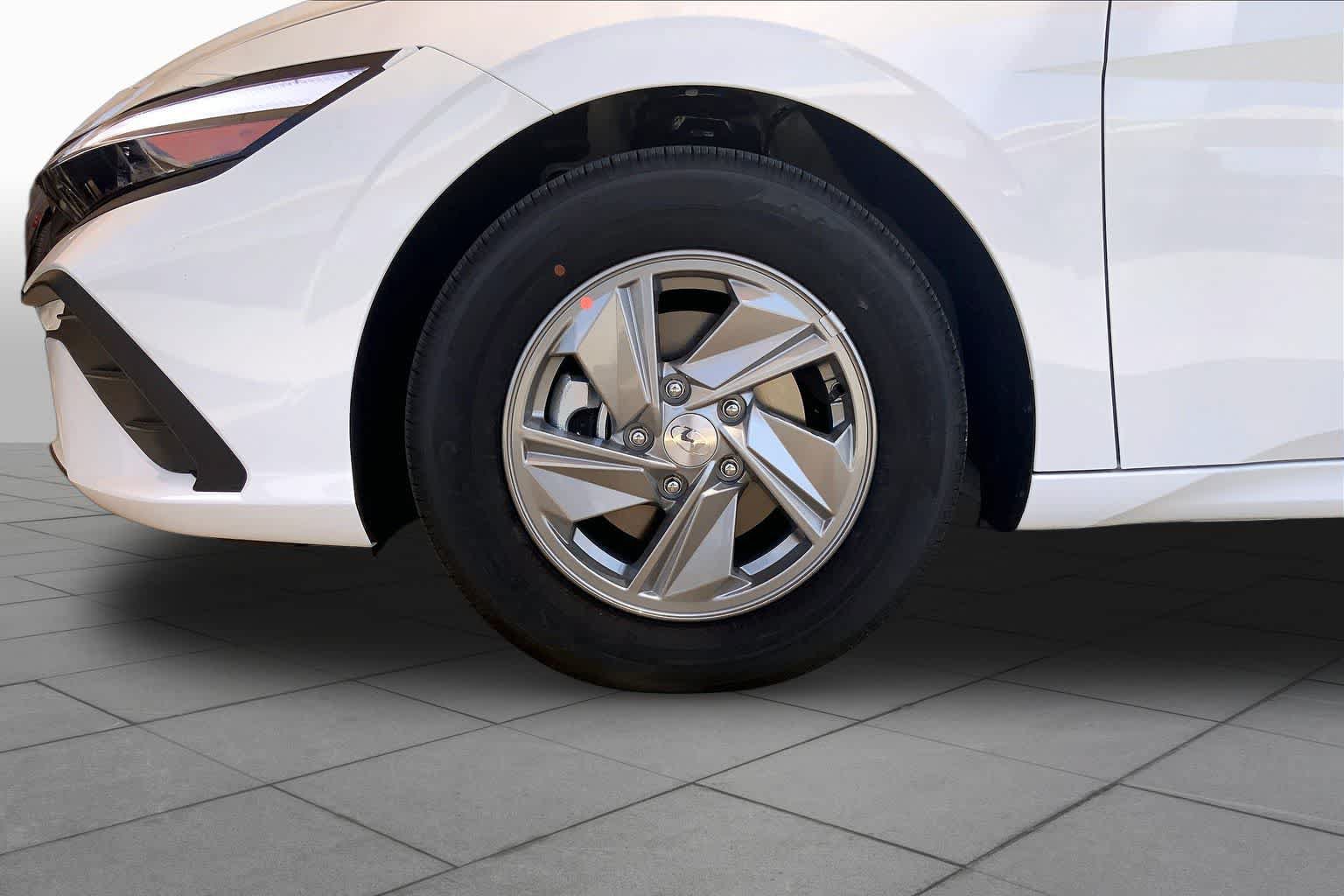 New 2026 Hyundai Elantra SE FWD image 11