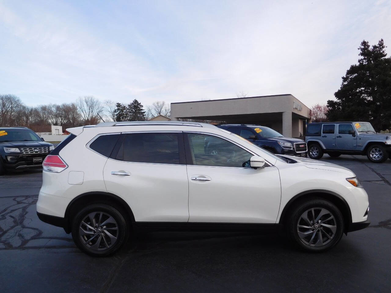 Used 2016 Nissan Rogue SL w/ SL Premium Package image 2