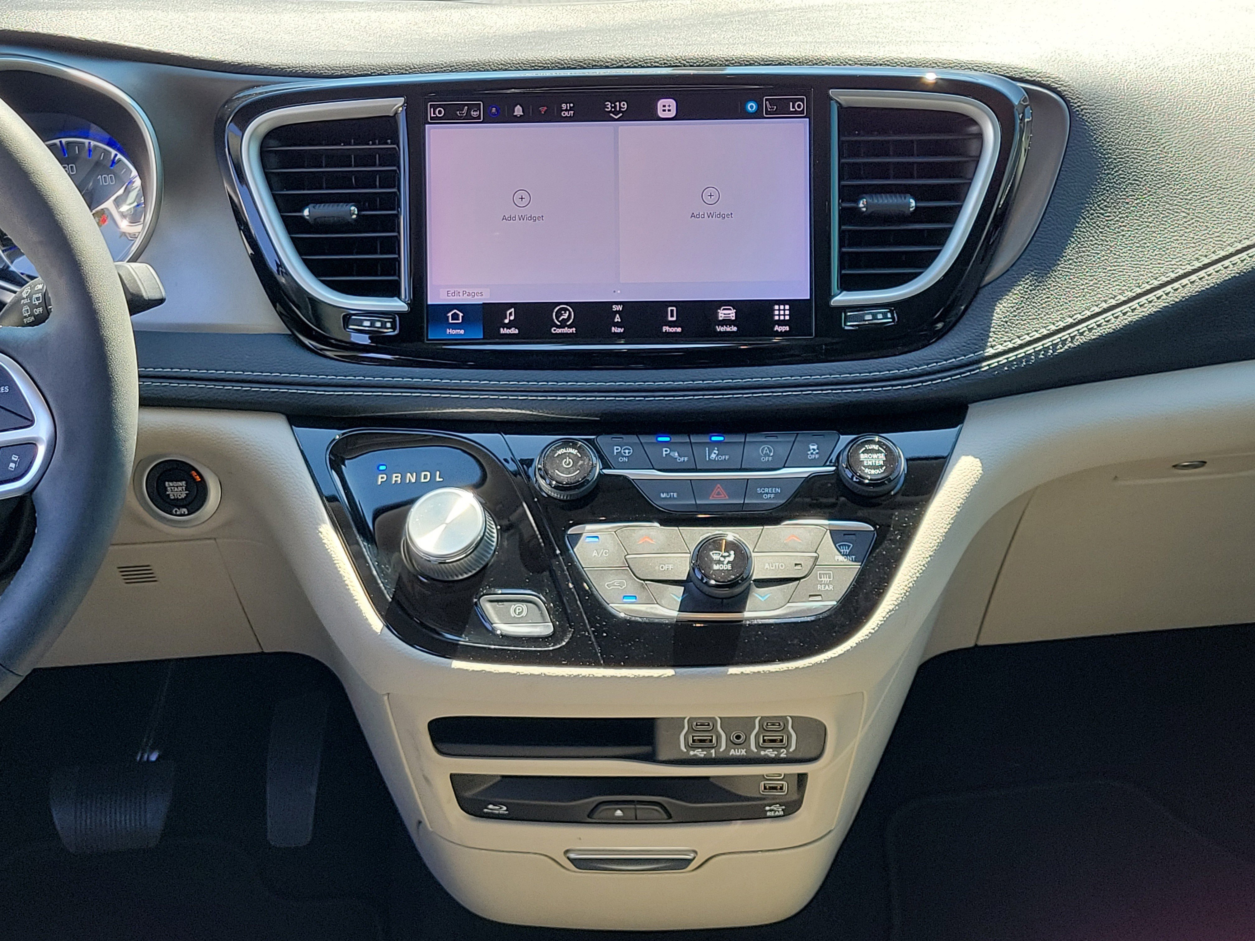 Used 2022 Chrysler Pacifica Touring-L w/ Uconnect Theater Family Group image 17