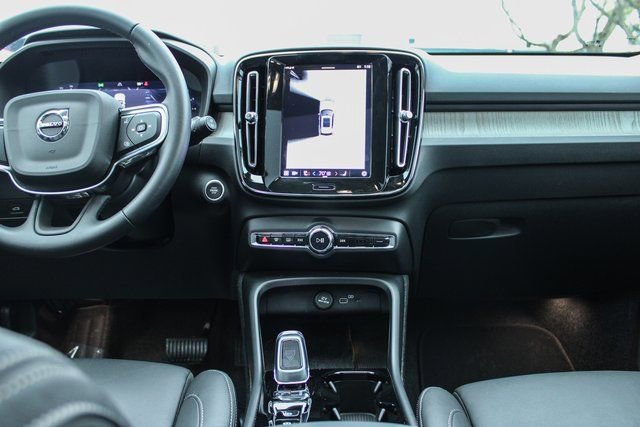 Used 2025 Volvo XC40 B5 Plus AWD/4WD image 18