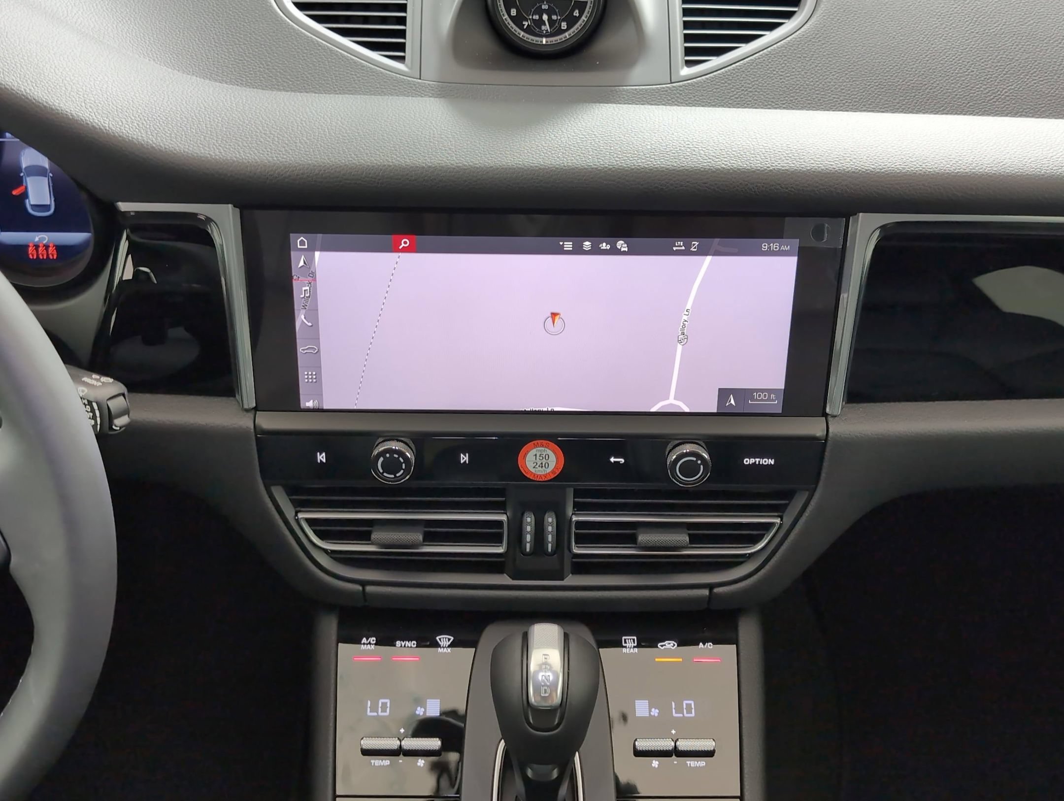 Certified 2025 Porsche Macan AWD/4WD image 21