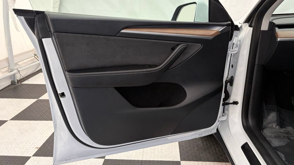 Used 2024 Tesla Model Y Long Range AWD/4WD image 19