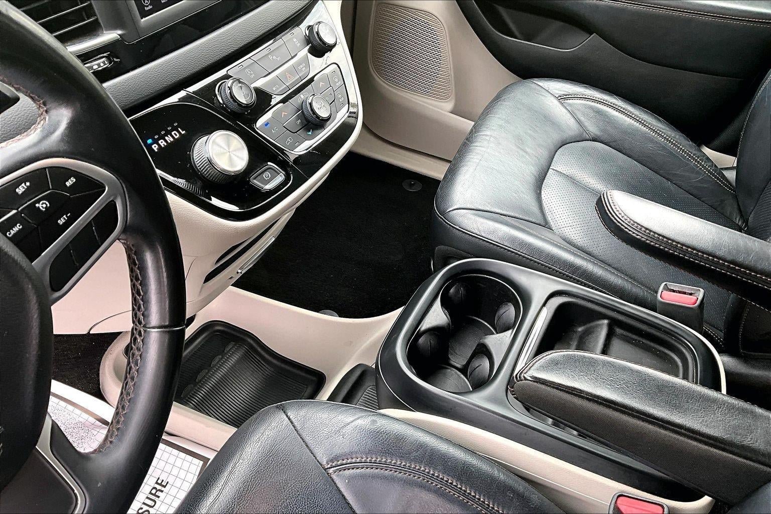 Used 2018 Chrysler Pacifica Touring-L FWD image 16