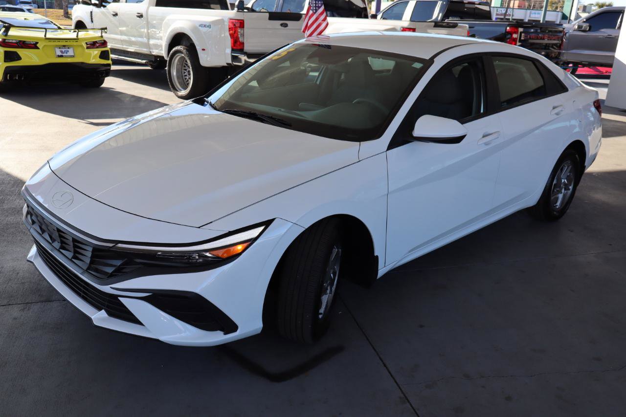 Used 2025 Hyundai Elantra SE image 9