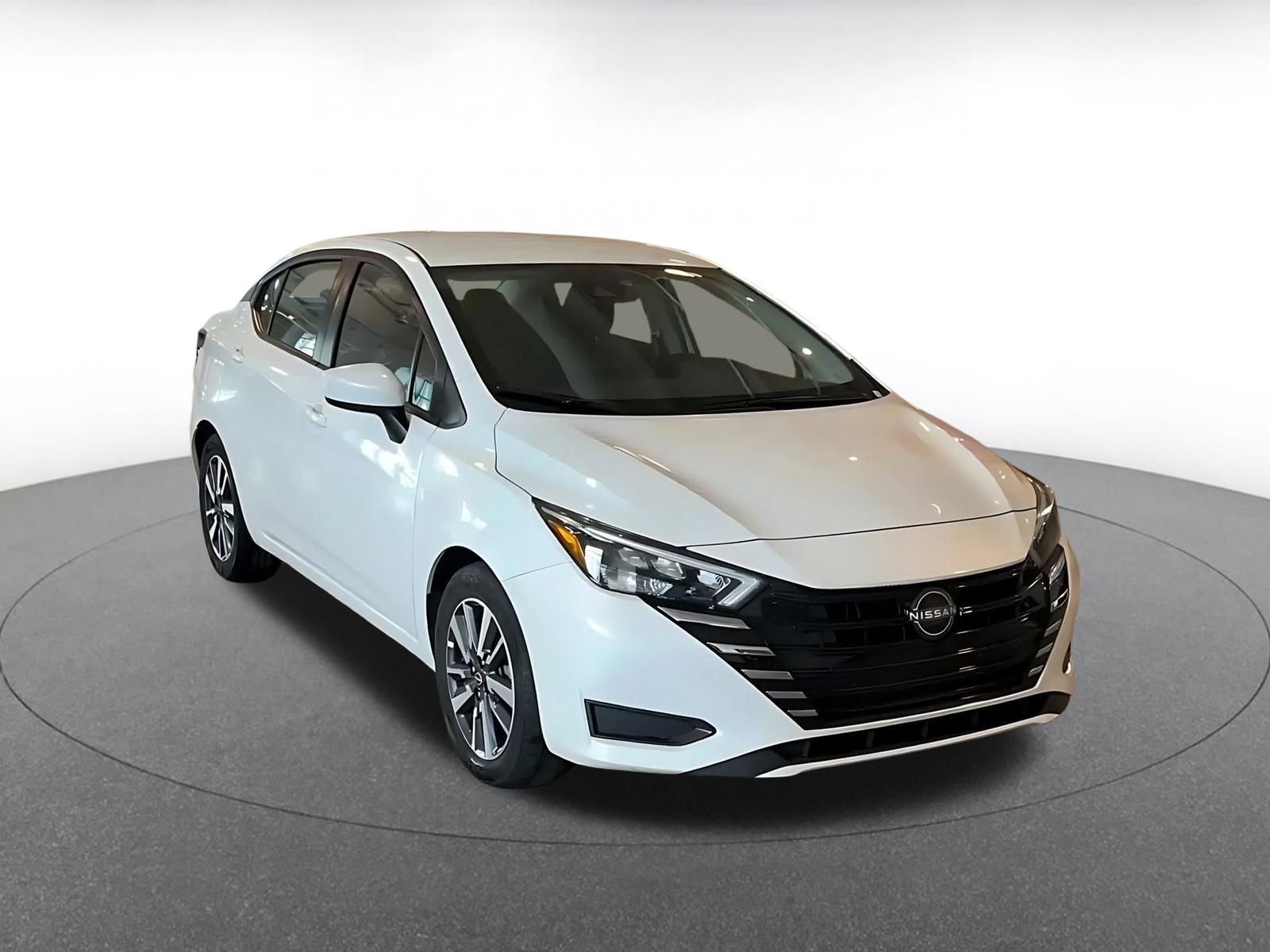 Used 2025 Nissan Versa SV image 3