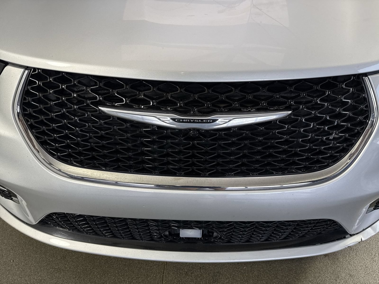 Used 2023 Chrysler Pacifica Limited FWD image 27