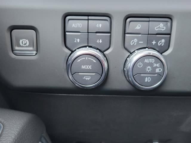 Used 2024 GMC Sierra 3500 Denali w/ Technology Package AWD/4WD image 26