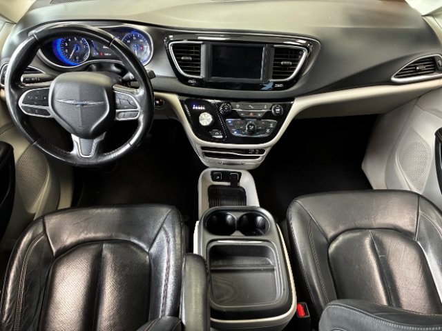 Used 2020 Chrysler Pacifica Touring-L FWD image 3